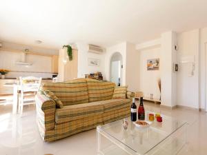 Apartment Cascadas de la Marina-3 by Interhome的休息区