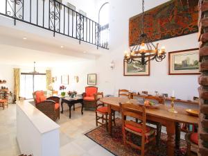 锡蒂奥卡拉翁达马拉加切洛米哈斯科斯塔别墅的用餐室以及带桌椅的起居室。