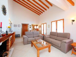 蒙特佩戈Holiday Home Monte y Mar by Interhome的客厅配有两张沙发和一张咖啡桌