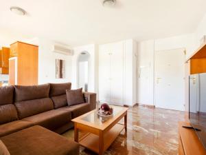 德尼亚Apartment Cascadas de la Marina-2 by Interhome的带沙发和咖啡桌的客厅