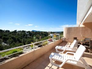 维耶亚高原Apartment Altea La Nova-7 by Interhome的阳台配有白色椅子,享有城市美景。