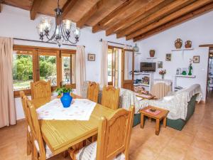 阿尔库迪亚Holiday Home Can Mateu by Interhome的用餐室以及带桌椅的起居室。