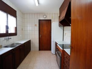 安波拉Holiday Home El Rinconcito by Interhome的一间带水槽和冰箱的小厨房