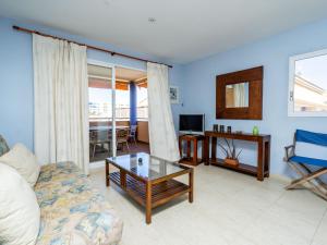 巴尔孔德马尔Apartment Menorca-3 by Interhome的客厅配有沙发和桌子