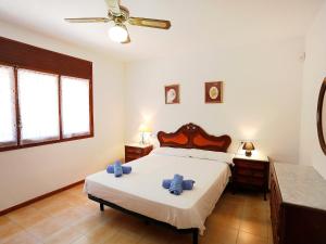 安波拉Holiday Home El Rinconcito by Interhome的一间卧室配有一张带2条蓝色毛巾的床