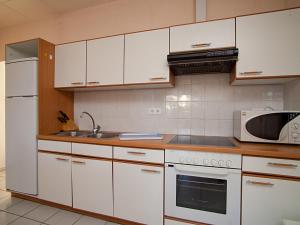 Apartment Royal Delta-5 by Interhome的厨房或小厨房