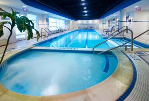 州学院宾州斯塔特酒店及会议中心 的蓝色海水大型室内游泳池