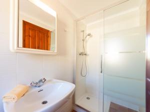 Apartment Melis-II - 4 by Interhome的一间浴室