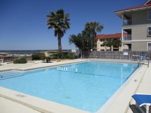 纳瓦拉Sunset Harbor Condo for 2-TOP FLOOR 1-309, Navarre Beach的大楼前的大型游泳池