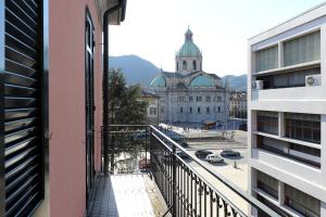 科莫吉徕旅馆的阳台享有建筑和街道的景色。
