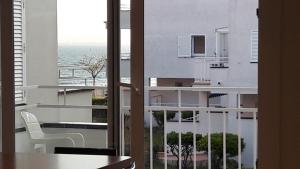 罗萨斯Residencia Platja de Roses的客房设有海景阳台。