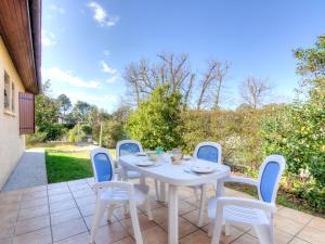 卡布勒通Holiday Home Les Vignes Océanes by Interhome的庭院里的白色桌椅