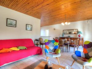 卡布勒通Holiday Home Les Vignes Océanes by Interhome的客厅配有红色的沙发和椅子