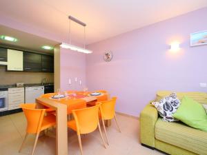 维拉福林Apartment Can Pavet by Interhome的一间带桌子和沙发的用餐室