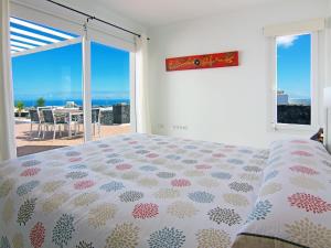 ConilHoliday Home Pelzer by Interhome的一间卧室配有一张床,享有海景
