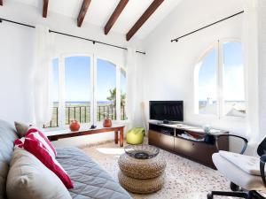 蒙特佩戈Villa Flores by Interhome的带沙发和电视的客厅