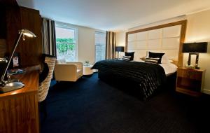斯特灵科勒西奥酒店的酒店客房设有一张床和一个大窗户
