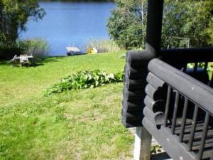Jäniskylä6144度假屋的坐在湖边草上的长凳