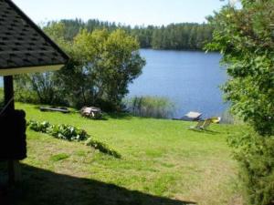 Jäniskylä6144度假屋的从房子后院可欣赏到湖景