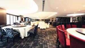 斗六市致丽伯爵酒店的一间设有白色桌椅的用餐室
