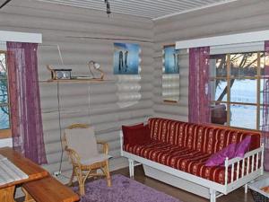 凯米耶尔维Holiday Home Tarvastupa by Interhome的客厅配有红色的沙发和桌子