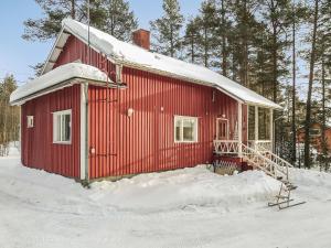 KöngäsHoliday Home Levin mummola by Interhome的一座红房子,上面有雪