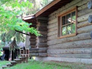 伊萨尔米克罗考罗度假屋的小木屋的一侧设有窗户