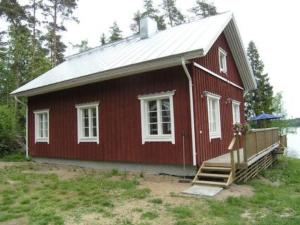 TallnäsHoliday Home Karri by Interhome的白色屋顶和门廊的红色房子