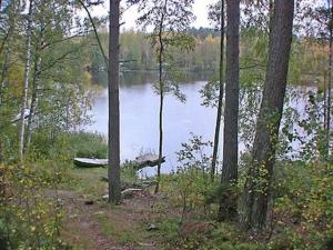 RöyläHoliday Home Mustikka by Interhome的坐在湖岸上的船