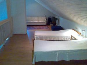 TallnäsHoliday Home Karri by Interhome的阁楼间 - 带2张床和1张沙发