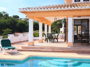 莫莱拉Villa Ca Toni by Interhome的一个带桌椅的庭院和一个游泳池