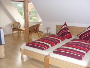 Eußenheim菲特尼所斯旅馆的客厅配有带枕头的沙发。