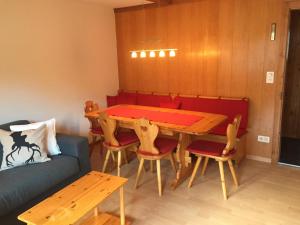 阿德尔博登Apartment Butterfly by Interhome的一间带桌椅和沙发的用餐室