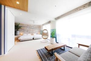 京都HOTEL SHIKISAI KYOTO的一间带两张床和一张沙发的客厅