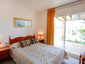 迈阿密普拉特亚Holiday Home Montalt VIII by Interhome的一间卧室设有一张床和一个大窗户