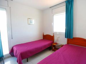 迈阿密普拉特亚Holiday Home Montalt VIII by Interhome的配有紫色床单的小客房内的两张床