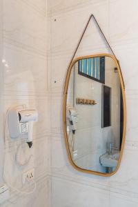 阳朔兴坪三十度灰青年旅舍的一间带镜子和水槽的浴室