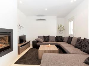 蒙特佩戈Villa Capi by Interhome的带沙发和电视的客厅