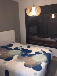 皮拉尔－德拉奥拉达达Penthouse Lamar 43.11的一间卧室配有一张带蓝白色毯子的床