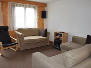 伦克Apartment Brandegg 4 by Interhome的客厅配有沙发和椅子