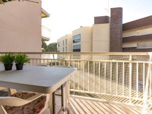 维拉福林Apartment DMS IV-3 by Interhome的一个带桌椅的阳台和一座建筑