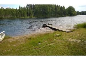 KoskenpääHoliday Home 5650 by Interhome的湖中带长凳的码头