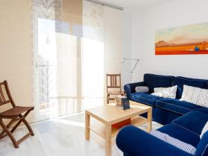 托雷德本纳贾尔邦Apartment Edif- Museo 2ºk by Interhome的客厅配有蓝色的沙发和桌子