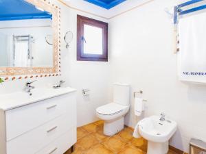 林孔-德拉维多利亚Villa Zurbarán by Interhome的一间带卫生间、水槽和镜子的浴室