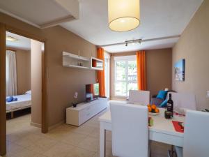 莫莱拉Apartment Sueno del Mar by Interhome的一间带餐桌的客厅和一间卧室