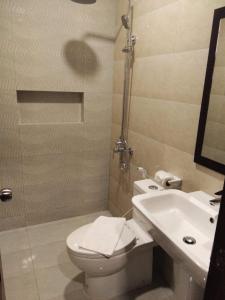 独鲁万Hotel Costa Brava的浴室配有白色卫生间和盥洗盆。