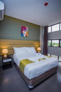 独鲁万Hotel Costa Brava的一间卧室,卧室内配有一张大床