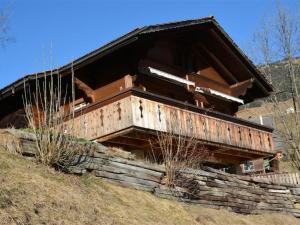 LauenenApartment Marmotte- Chalet by Interhome的山顶上的木结构建筑