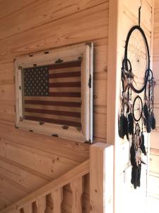 SteningeWalden Cabin的一面有窗户的船舱的一面有美国国旗