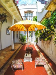 卡塔赫纳Hotel Casa la Tablada的庭院中间的雨伞